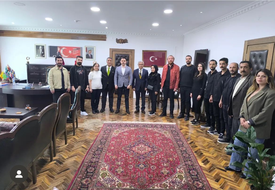 Van Büyükşehir Belediyesi Kültür Merkezi Konservatuvarı Müdürü ve sanatçıları, Kaymakam Belediye V. Sayın Harun ARSLANARGUN' a ziyarette bulundu.